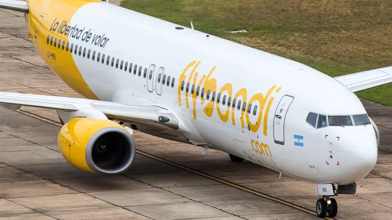 Un avión de Flybondi aterrizó en Ezeiza con caucho reventado