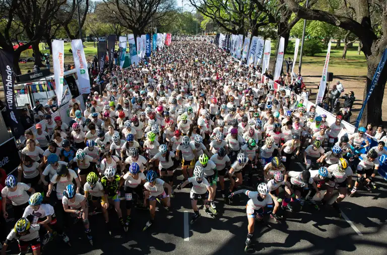 Chicas en Rollers: más de 3.000 mujeres "tomaron impulso" y participaron de la octava edición