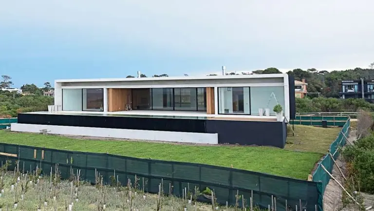 Adrián Suar vende la casa a estrenar en Punta del Este para salvar PolKa ¿Cuánto cuesta?