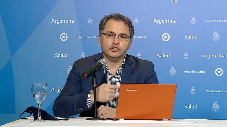 Evitar hablar fuerte, cantar o reírse: los pedidos del Gobierno en el día con más casos