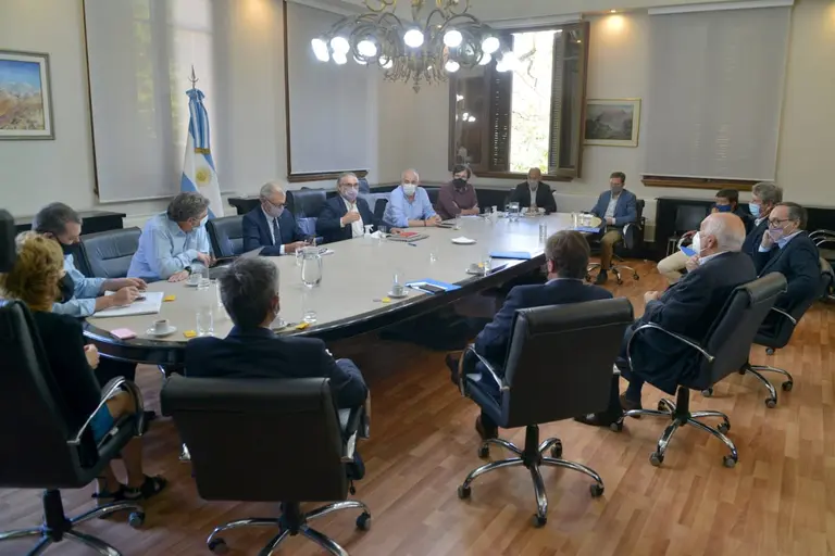 Acuerdo clave para la agroindustria: el Gobierno deja sin efecto las restricciones para exportar maíz