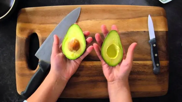 El síndrome "mano de palta": qué peligro se esconde detrás de este sabroso alimento