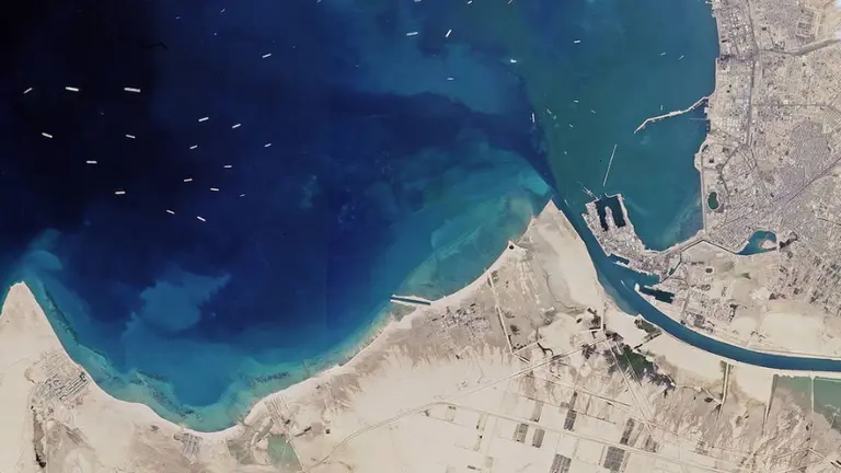 Canal de Suez: así se ve desde el espacio el bloqueo que causa el barco encallado
