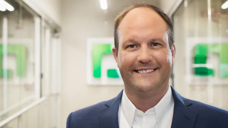 Es el CEO mejor pago de Estados Unidos, pero su nombre es casi desconocido: ¿quién es?