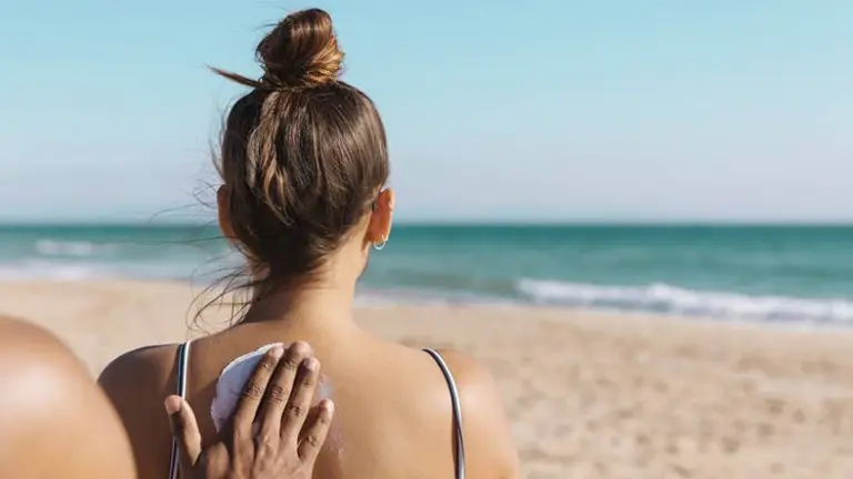 Manchas blancas en la piel: qué son, causas y tratamientos