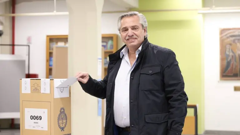 Alberto Fernández votó y le mandó un mensaje a su Gabinete: "No tengo previsto hacer ningún cambio"