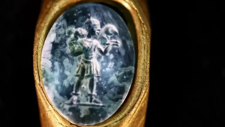 Fascinante hallazgo: descubren un anillo de oro de la época romana con una rara imagen de Jesucristo