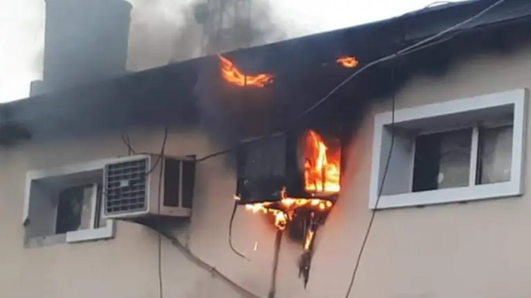 Accidente fatal: se prendió fuego el aire acondicionado, quiso apagarlo con agua y murió electrocutado
