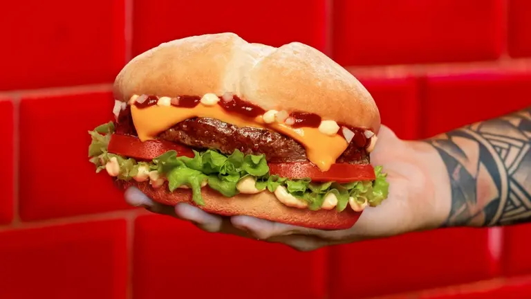 "Bomba de calorías": la nueva exigencia que buscan imponer a cadenas de hamburguesas como Burger King y Mostaza