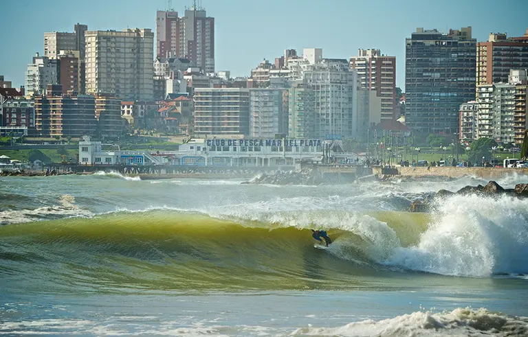 Así es el primer proyecto argentino que busca sacar energía de las olas de mar
