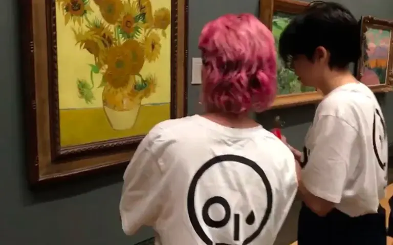 "Just Stop Oil": dos activistas radicalizadas arrojaron sopa de tomate contra un cuadro de Van Gogh en Londres