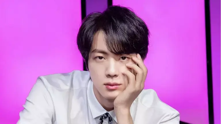 ¿Quién es Jin, el líder de BTS y rey del Kpop que acompañará a Coldplay en la Argentina?