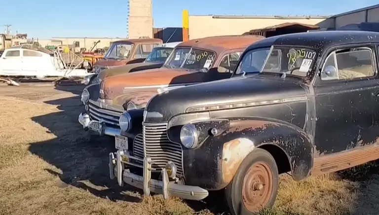 La misteriosa historia por la que apareció una colección de autos clásicos en un almacén de armas