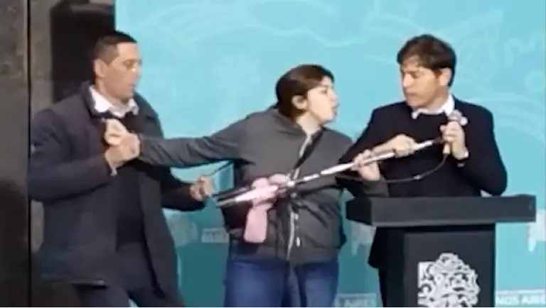 Una mujer increpó a Axel Kicillof en pleno acto: qué le gritó al gobernador