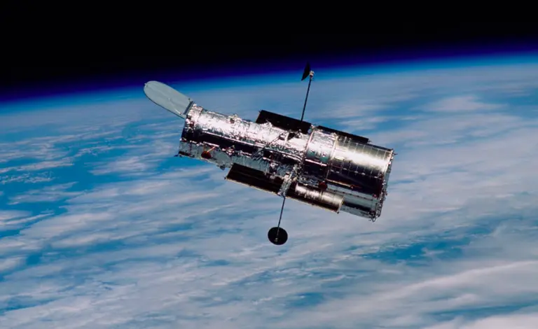 Una sonda de la NASA impactó contra un asteroide y lanzó una nube de rocas al espacio