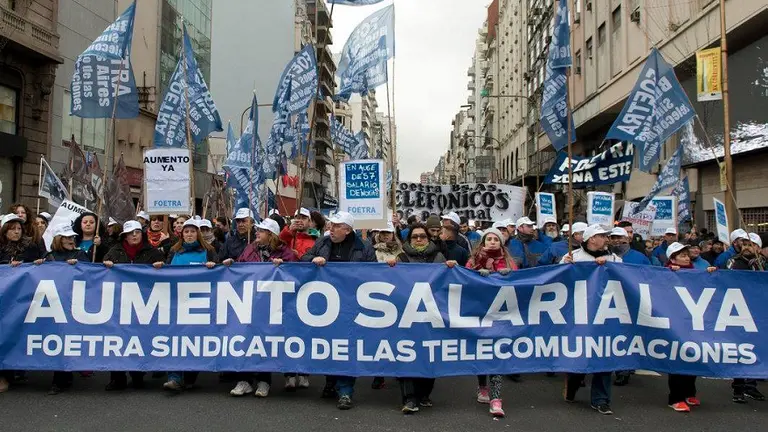 Gremio de empleados telefónicos exige reabrir paritarias y amenaza con paralizar Telecom, Claro y Telefónica
