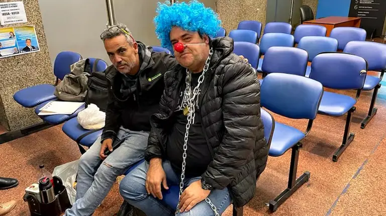 Un empresario se disfrazó de payaso y se encadenó en el ministerio de Economía: pide que lo dejen importar