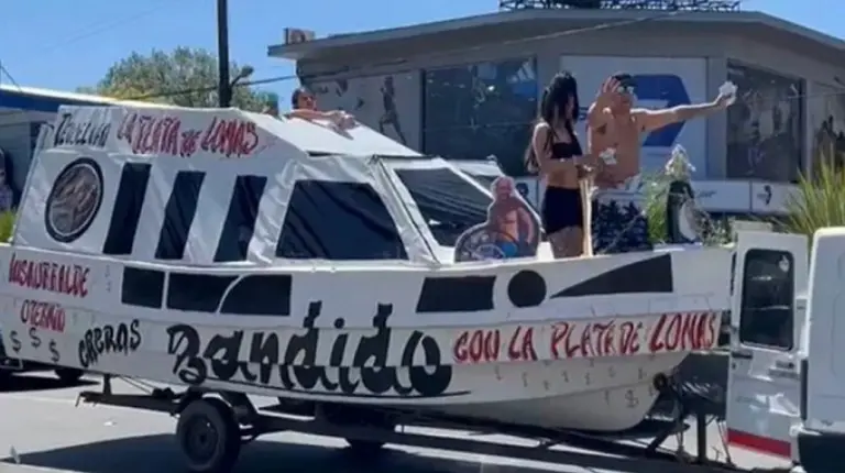 Un "yate de Insaurralde" recorrió las calles de Lomas de Zamora y recalentó la campaña