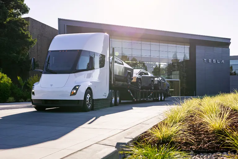 Tesla anunció que entregará las primeras unidades de las Cybertruck para fin de año