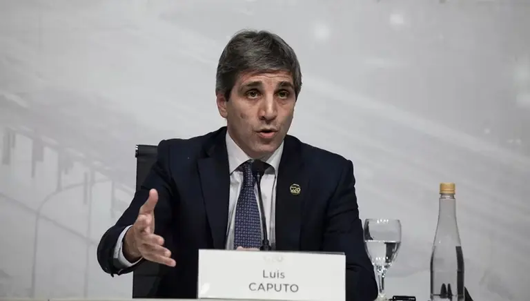 Caputo se reunió con banqueros para iniciar la transición: Leliqs, cepo y ajuste fiscal, entre las claves del encuentro