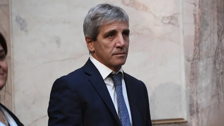 Luis Caputo habría ofrecido bonos a bancos para correr vencimientos de deuda al Gobierno