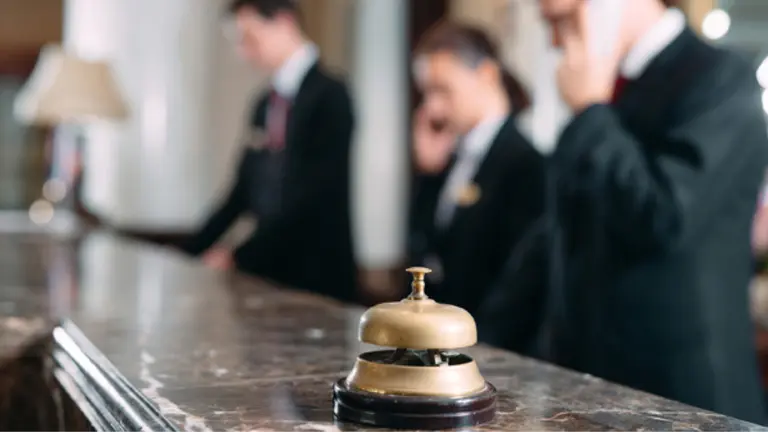 La oposición propone eliminar un insólito impuesto al sector hotelero: cuál es y de qué se trata