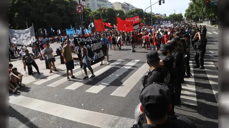 Extorsiones con planes sociales: la piquetera a la que le secuestraron u$s54.000 rompió el silencio