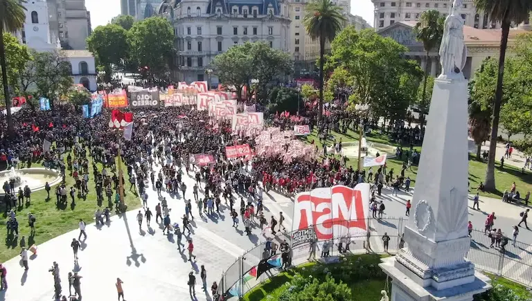 Tensión en la primera marcha contra Milei: cortes de calle, enfrentamientos con la Policía y dos detenidos