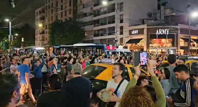 VIDEO | Cacerolazos en distintos barrios de la Ciudad y el Conurbano, tras los anuncios de Milei en cadena nacional