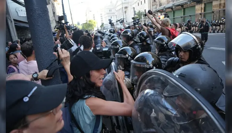 Ley ómnibus: piqueteros cortan el tránsito, Gendarmería activó el protocolo y Belliboni terminó tirado en el piso