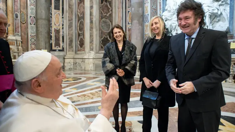 ¿Cómo fue el divertido intercambio entre el Papa Francisco y Javier Milei?