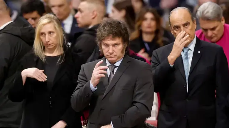 Traspaso de fondos fiduciarios profundiza guerra entre Milei y gobernadores y acrecienta el poder de Caputo