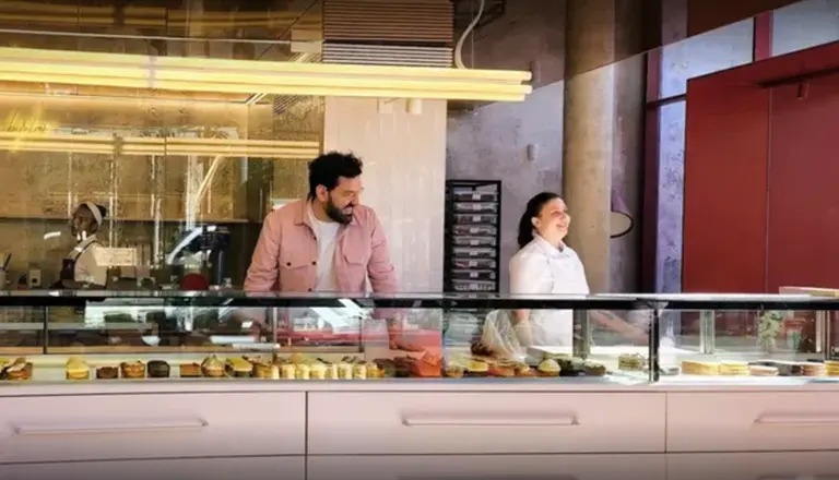 Qué sueldo paga Damián Betular a empleados de su pastelería