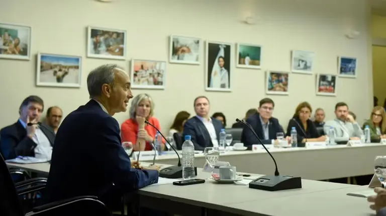 Tras la convocatoria del Gobierno para discutir el salario, los gremios docentes suspenden el paro