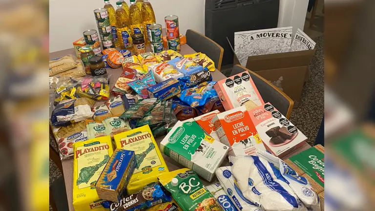 Mostró la caja de alimentos que le dieron en Arcor y se volvió viral la consulta de cómo mandar el CV