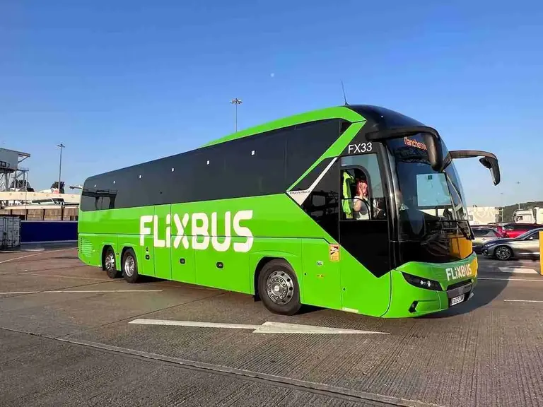 ¿Cómo funciona FlixBus, el servicio para viajar BARATO por Europa?