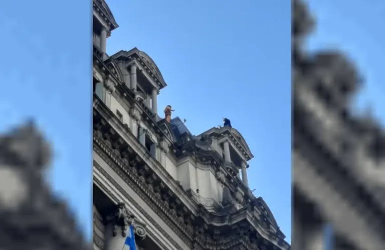 Bomberos rescataron a un hombre que decía ser Batman y amenazó con suicidarse