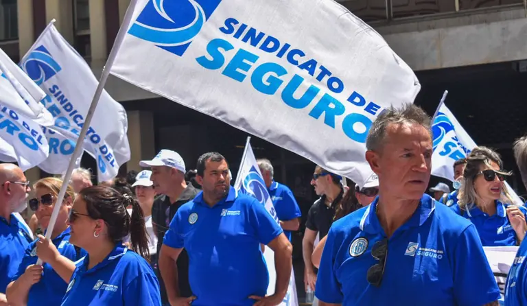Empleados del seguro cerraron aumento de sueldo: cuánto cobrarán en julio
