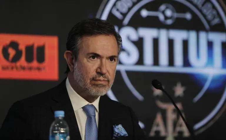 Sturzenegger desregula clubes de fútbol y este empresario pone en la mira al Chiqui Tapia