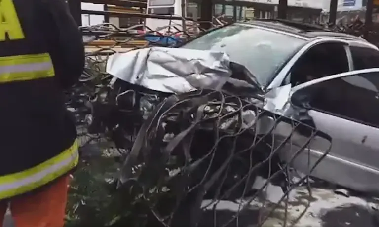 Brutal choque en el Metrobus: un auto en contramano atropelló a una mujer