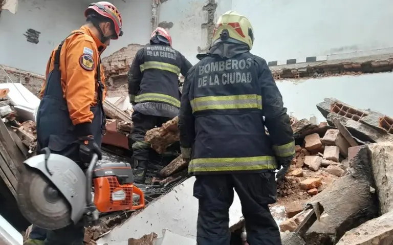 Derrumbe en Belgrano: un obrero estuvo cuatro horas atrapado en los escombros