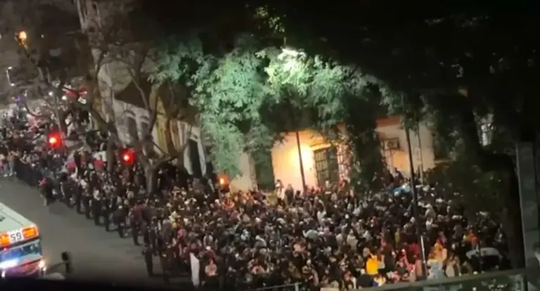 Incidentes en la Embajada de Venezuela en Buenos Aires, tras conocerse el triunfo de Maduro