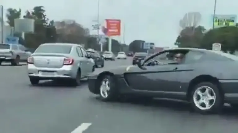 Insólito: en plena autopista Lugones, una Ferrari hizo trompos a alta velocidad