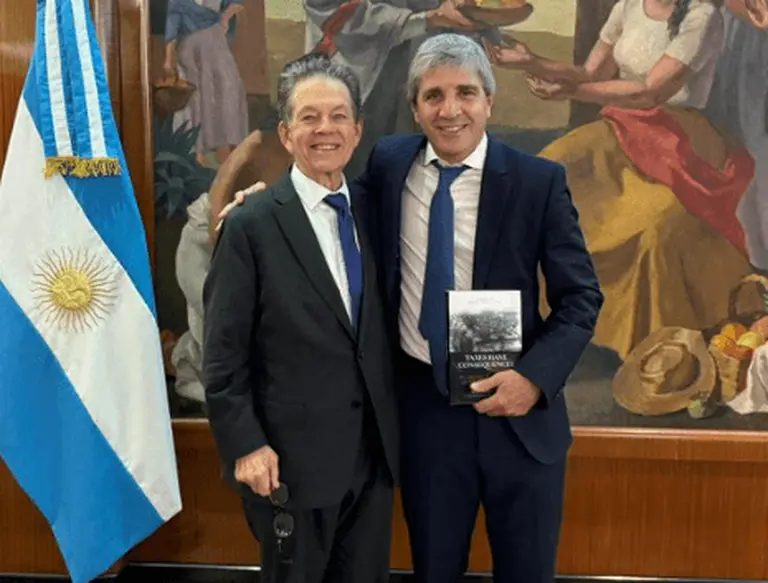 Luis Caputo se saca fotos con Laffer, pero no afloja presión impositiva