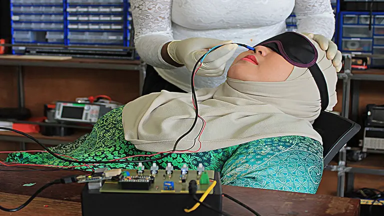 Insólito: investigadores lograr crear aromas artificiales al "electrocutar" narices