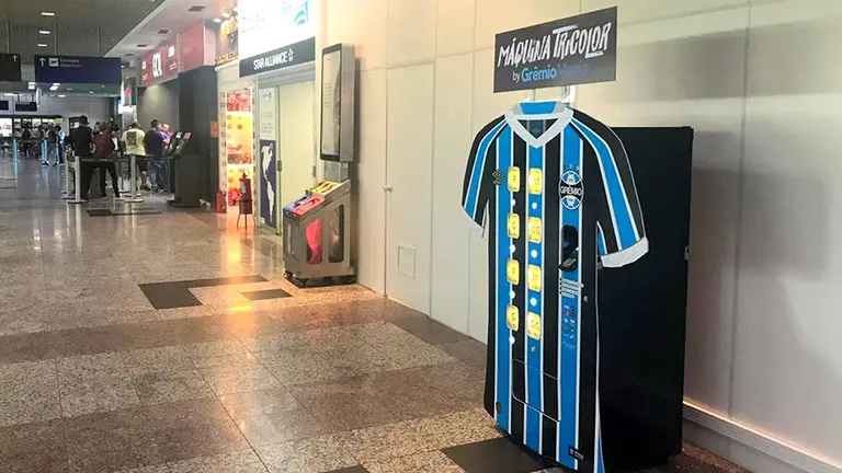 Conocé la máquina expendedora de camisetas del Gremio que ya funciona en Porto Alegre