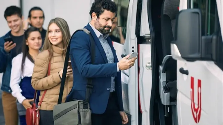 El fondo argentino Kaszek saca la billetera: inyecta millones a la startup de movilidad Urbvan