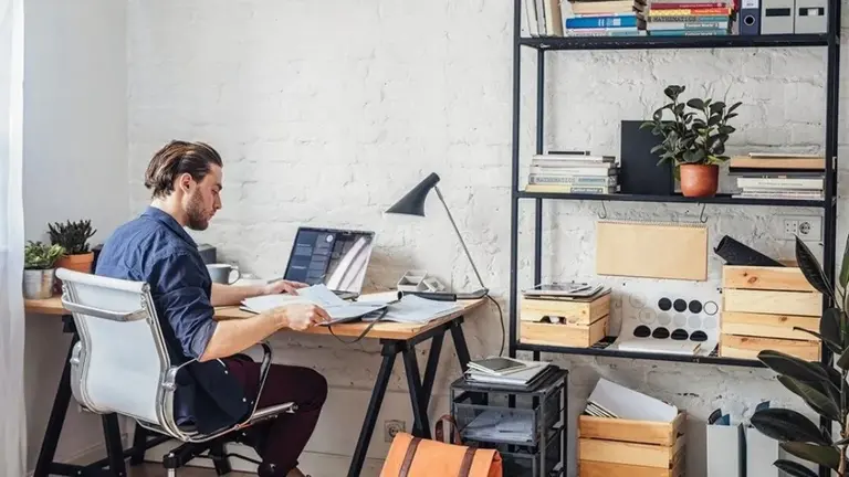 ¿Querés ganar u$s 8.000 solo por navegar en internet desde tu casa?: así es la oferta laboral que te lo permite