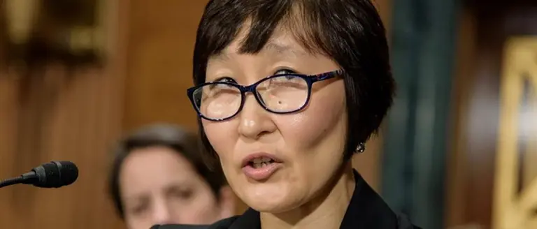 ¿Quién es Saule Omarova, la abogada anti Bitcoin elegida por Biden que liderará el ente regulador bancario?