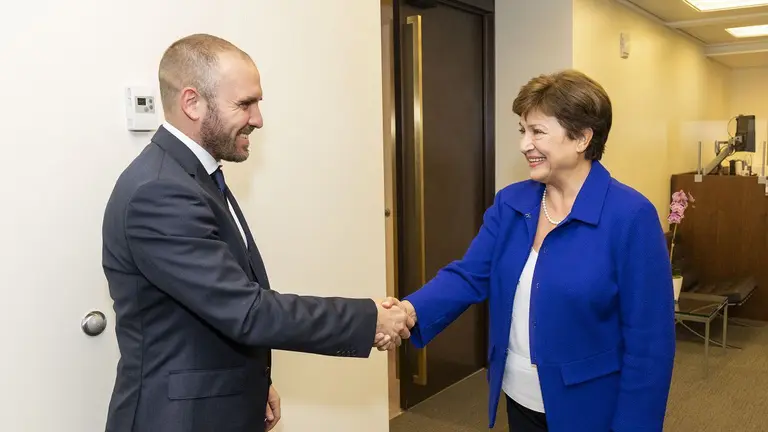 El FMI aprobó el acuerdo presentado por la Argentina: qué pasará con Bitcoin y otras criptomonedas